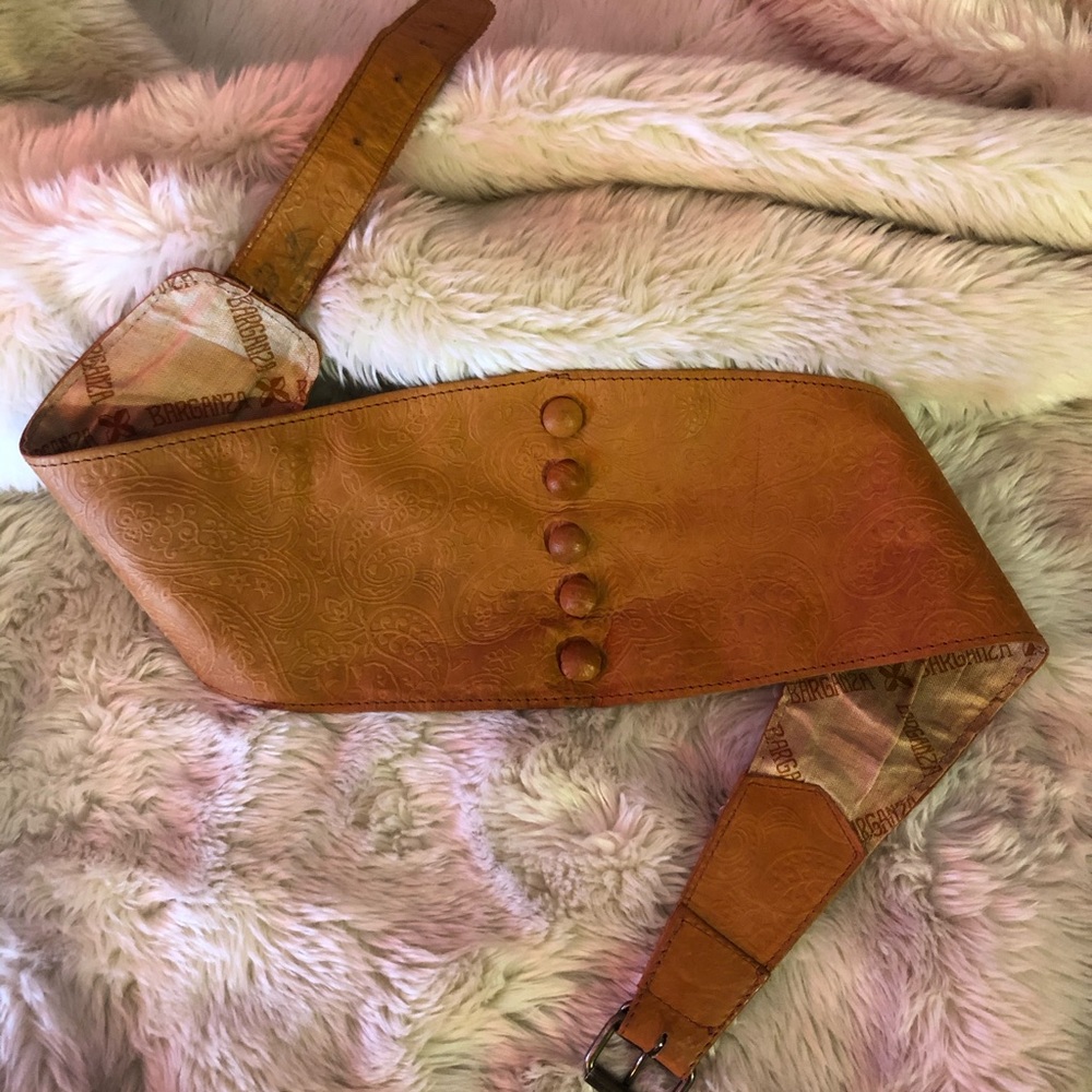 Belt/corset accessory thing.